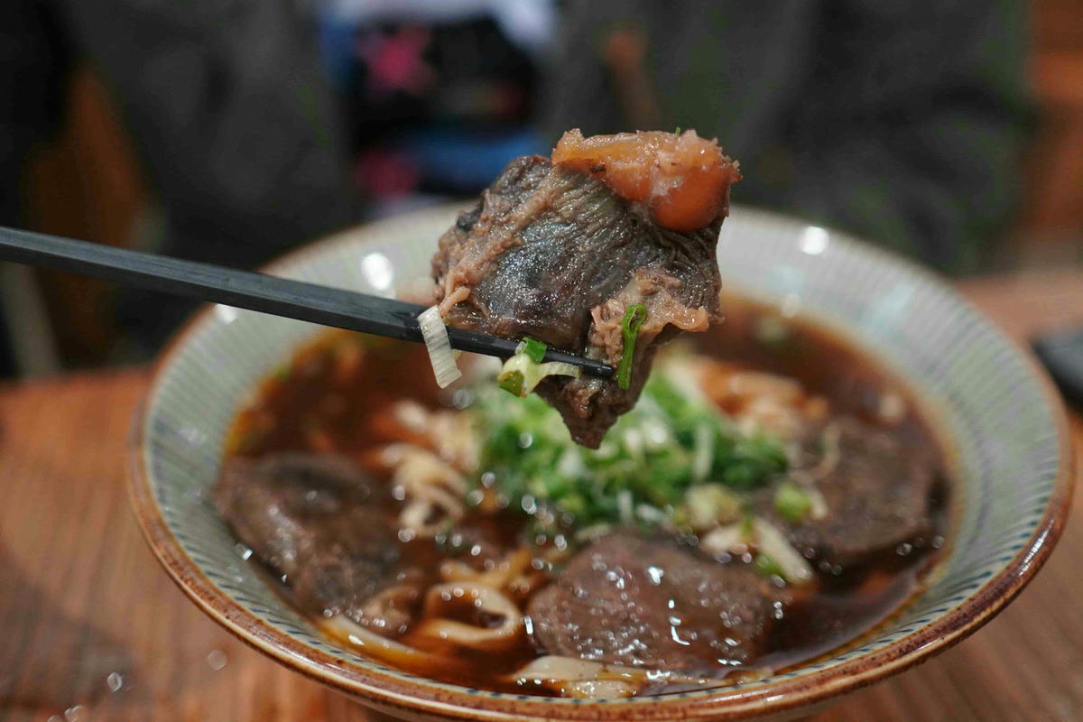 【台北中山美食】東館牛麵食館,文青復古風麵店,大塊牛頰肉、美味紅燒湯頭、特色瓢瓜水餃,還有好吃自製辣醬! - 第26張圖