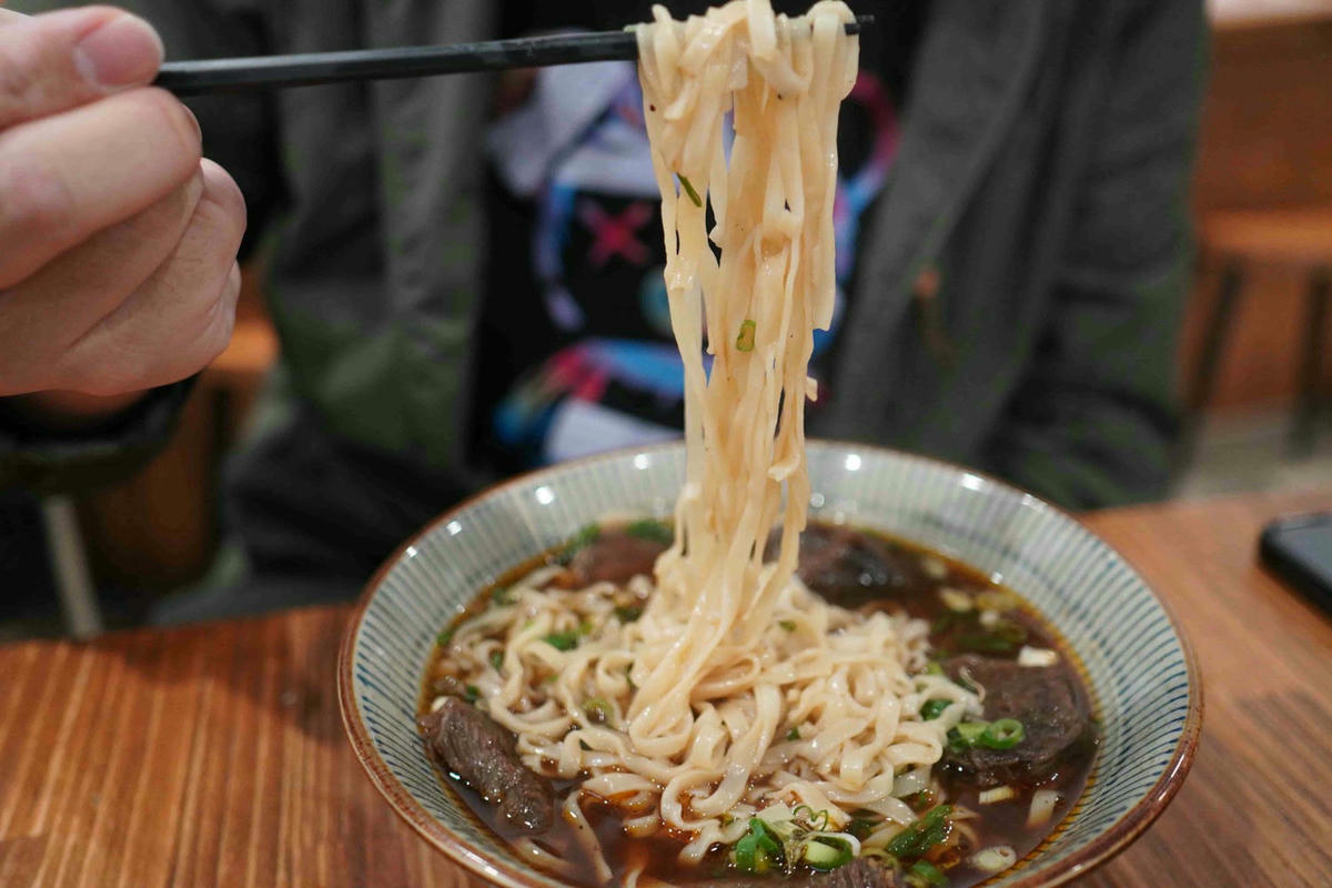 【台北中山美食】東館牛麵食館,文青復古風麵店,大塊牛頰肉、美味紅燒湯頭、特色瓢瓜水餃,還有好吃自製辣醬! - 第27張圖
