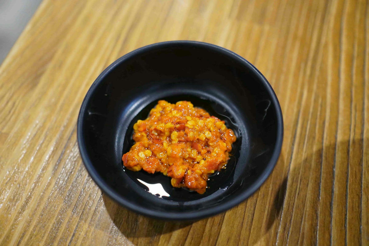 【台北中山美食】東館牛麵食館,文青復古風麵店,大塊牛頰肉、美味紅燒湯頭、特色瓢瓜水餃,還有好吃自製辣醬! - 第31張圖