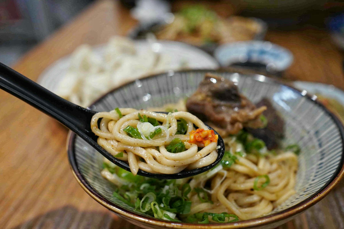 【台北中山美食】東館牛麵食館,文青復古風麵店,大塊牛頰肉、美味紅燒湯頭、特色瓢瓜水餃,還有好吃自製辣醬! - 第29張圖