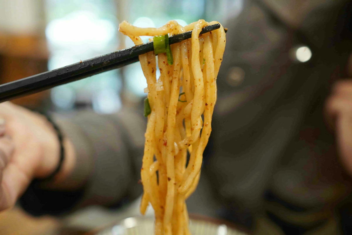 【台北中山美食】東館牛麵食館,文青復古風麵店,大塊牛頰肉、美味紅燒湯頭、特色瓢瓜水餃,還有好吃自製辣醬! - 第30張圖