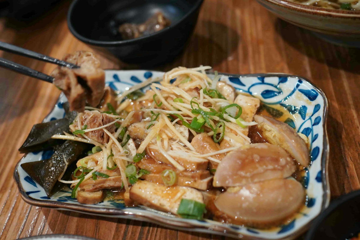 【台北中山美食】東館牛麵食館,文青復古風麵店,大塊牛頰肉、美味紅燒湯頭、特色瓢瓜水餃,還有好吃自製辣醬! - 第38張圖