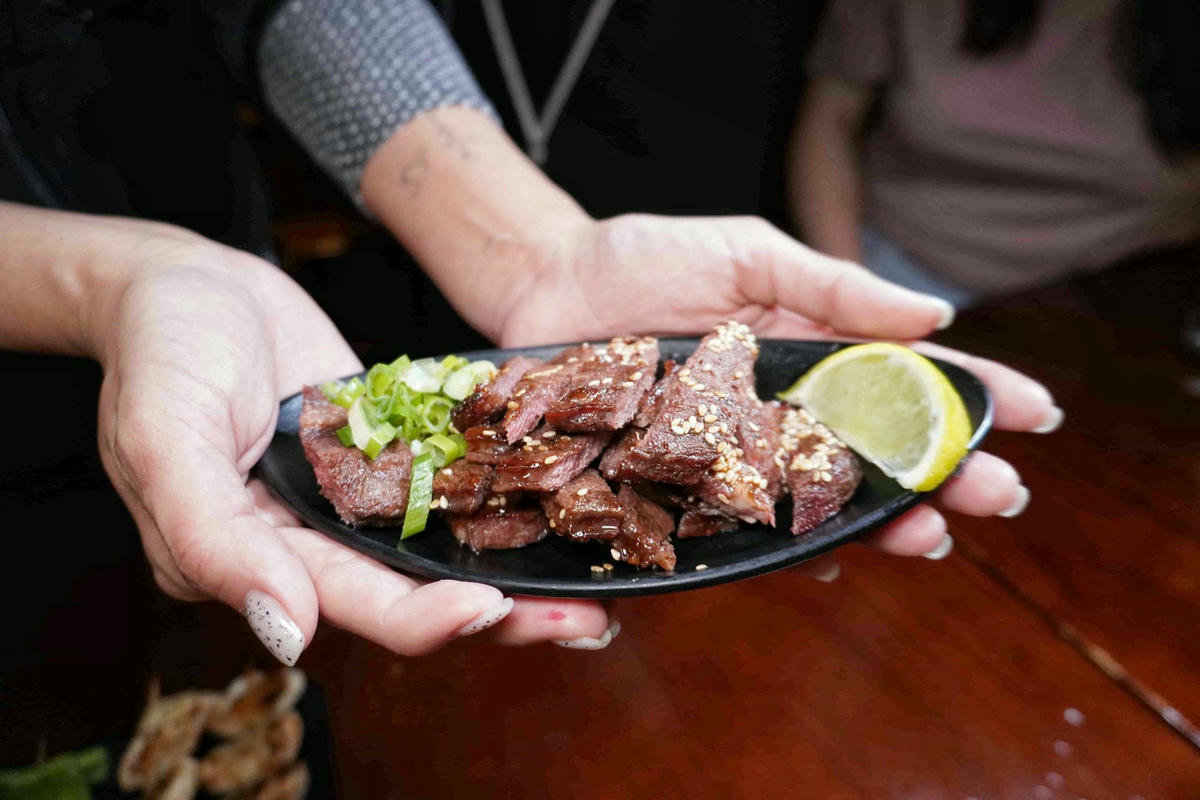 【台北士林美食】雞老闆桶仔雞,士林夜市人氣居酒屋,美味串燒、熱炒,配生啤好對味,當月壽星或消費滿額免費送桶仔雞! - 第45張圖