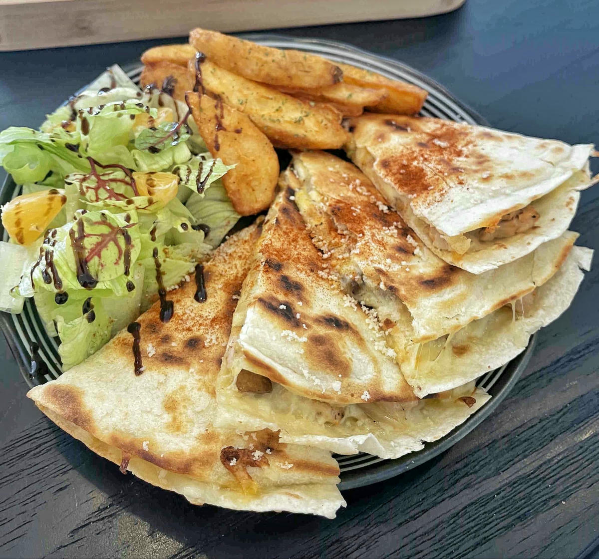 【南投美食】炭極咖啡,集集鎮上的亮點咖啡店,簡約俐落北歐風,必點乾拌麵和提拉米蘇! - 第18張圖